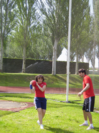 Participante en el momento del lanzamiento de pelota.