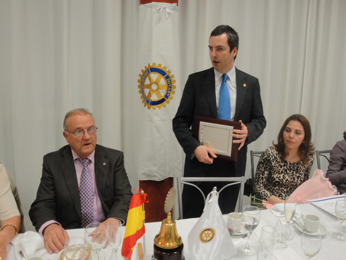 Momento en el que Enrique Sánchez-Guijo agradece el premio recio al Club Rotary de Bejar.