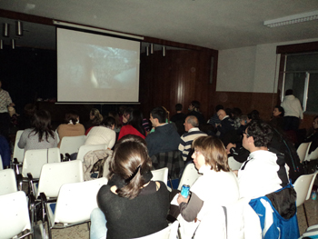 El grupo mientras la película.