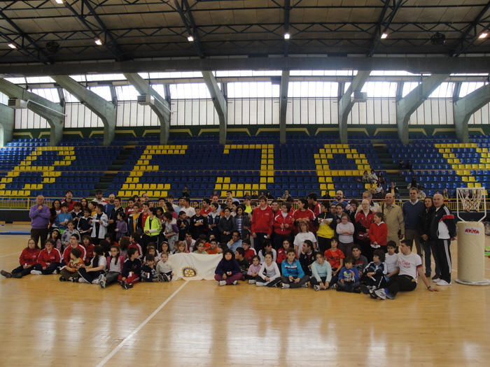 Foto de familia con todos los asistentes al final de la jornada deportiva de la mañana.