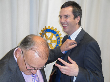 Momento de la entrega de la Insignia de Club Rotario de Bejar.