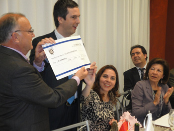 Momento de la entrega de un cheque figurativo para la promoción del deporte en personas con discapacidad.