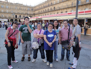 Grupo de ciempiés de los martes en la plaza mayor antes de comenzar la visita.