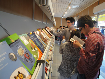 El grupo verde echando la última miradita en el stand de la biblioteca muncipal.