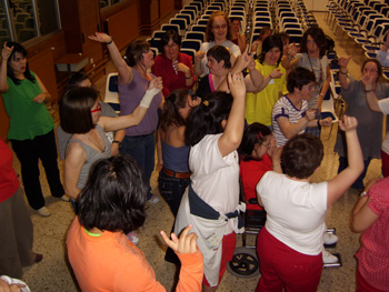 Las chicas cantando durante el juego de Furor lideradas por Almudena.