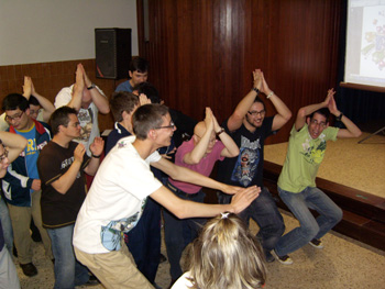 Momento de la representación de la canción de la Taza por parte del equipo de los chicos.