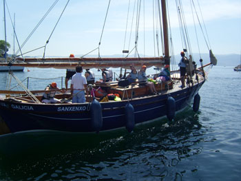 El tercer barco que hizo el transporte de los artistas a Sanxenxo.