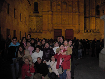 El grupo junto a la fachada de la Universidad después del acto de la promesa del silencio.