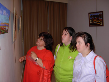 María H, Ana Daría y Mª Ángeles viendo uno de los cuadros.