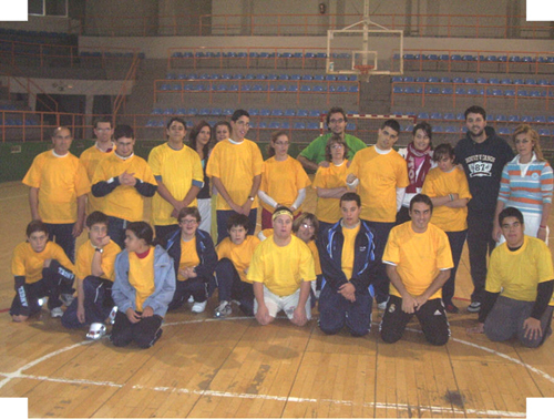 Deportista de la escuela de baloncesto con la camiseta de Colegio Delibes.com