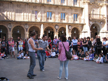 Momento de la actuación en la Plaza Mayor del mago Holandés.