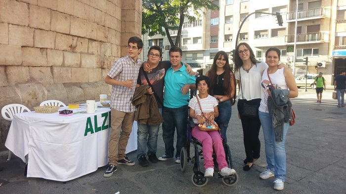 AVIVA colaborando en la mesa de cuestación