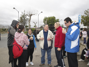 Los jóvenes cuentan a Chuchi el proyecto y las actividades en la participan.