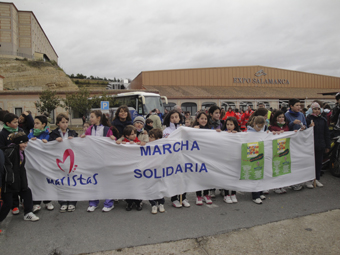 Parte delantera de la marcha con la pancarta conmemorativa.