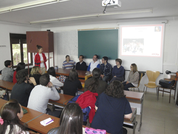 Respondiendo a las preguntas de los alumnos.