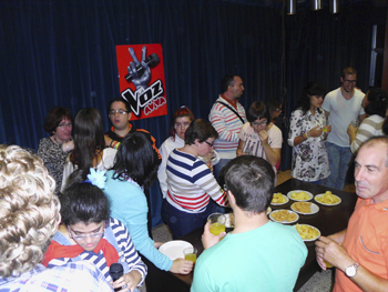 Fiesta y baile celebrando el cumpleaños de Sofía.