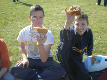 Dos de los jóvenes de AVIVA comiendo el hornazo.