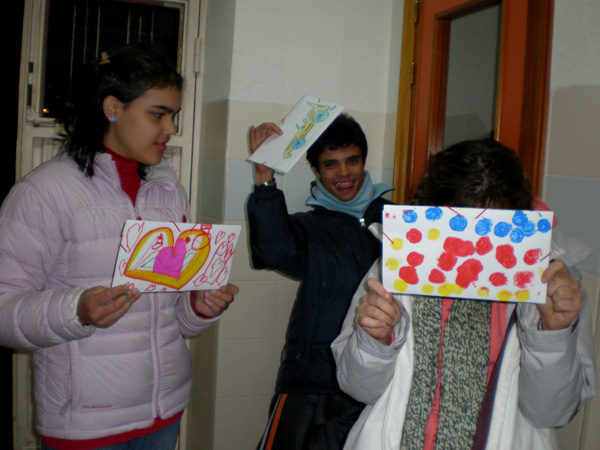 Algunos participantes del grupo rojo mostrando sus trabajos.