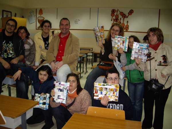 Algunos participantes del grupo verde mostrando sus trabajos.