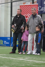 Ganadores masculinos recogiendo el premio