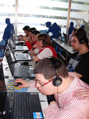 Algunos de los chicos siguiendo los tutoriales.