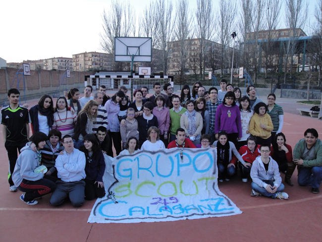 Foto de grupo tras los juegos con el grupo scout Calasanz.