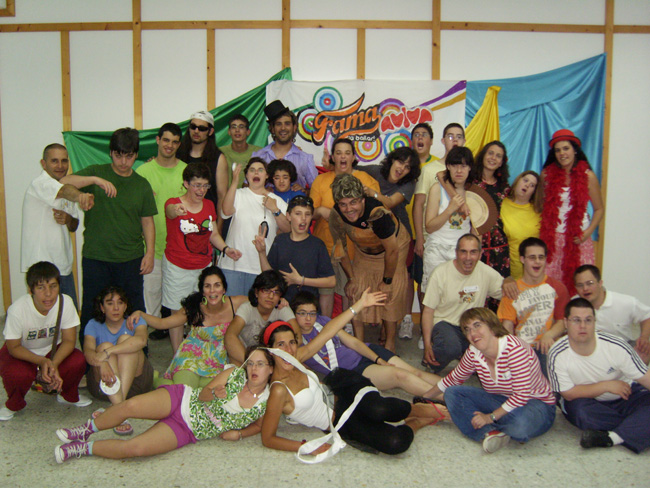  Foto de familia realizada tras el sorteo de las parejas de baile.